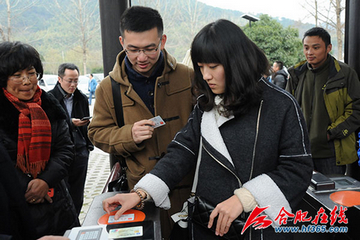 �ο�ʹ���ֻ������IC����&ldquo;����&rdquo;���������Ŷӹ�����Ʊ