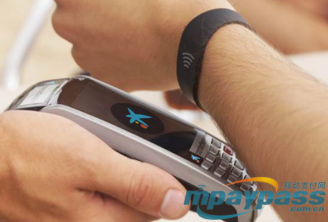 西班牙CaixaBank非接触支付腕带向全民推广