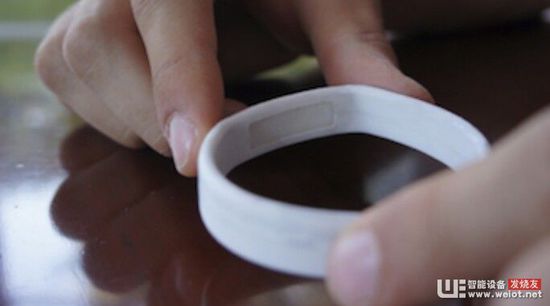 西班牙大学生研发出可弯曲NFC腕带 控制手机