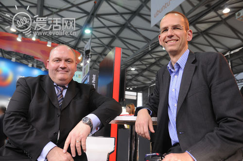 GSMA��������ҵ���ܼ�Pierre Combelles(��)�͸߼���Ŀ����James Heaphy(��)