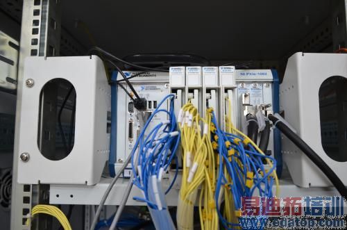 PXIe-1082机箱在主控制柜内安装图