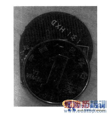 һ�ֳ�С�ͳ���Ƶ��RFID��ǩ���ߵ����