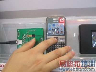 今年在全健盘手机中,光学手指导航将代替轨迹球,成为标配。主流与山寨市场已同时行动