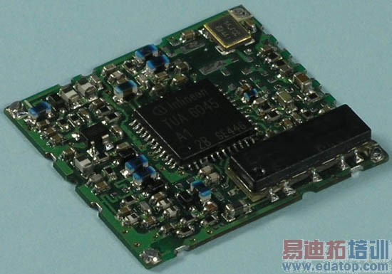 图3:采用英飞凌器件的调谐器参考设计。参考设计板尺寸大约20mm×20mm。