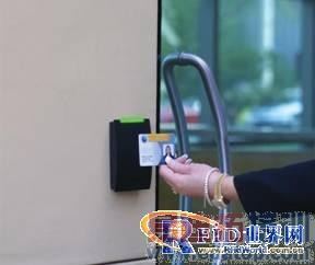 ���ڷǽӴ�ʽRFID�����������Ž�����ϵͳ��ѡ�ͷ���