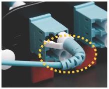 数据中心的熵导致的线缆急弯或连接器拉扯