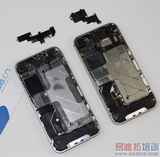 分别拆下手机顶部的两个屏蔽罩