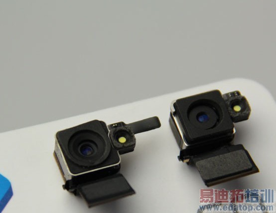 ��ϸ�۲�ᷢ����ߵ�iphone4����ͷ���ұ�iphone4s������ͷҪ��΢Сһ��