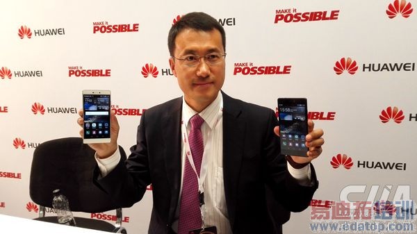 华为终端手机产品线总裁何刚向媒体展示P8与P8max.jpg