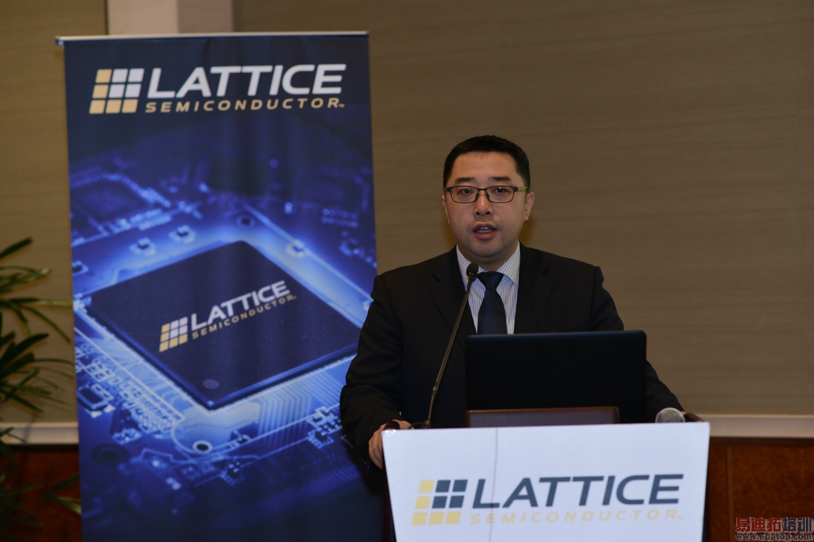 ����˼����iCE40 UltraLite������ɴ����豸С�� �͹�������