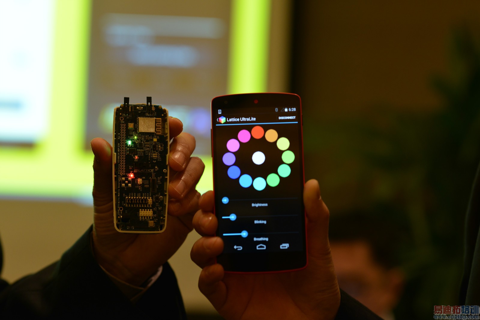 ����˼����iCE40 UltraLite������ɴ����豸С�� �͹�������