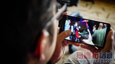 Mate7���飺��Ϊ�ѳ��ֻ���ͷ�ǵľ޴���в