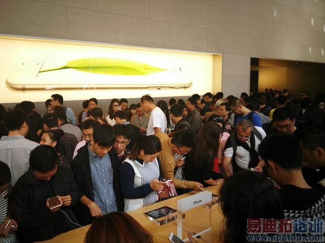 ƻ��iPhone�Ϻ����۾�Ȼ���� ��Ӫ�̱�����һ