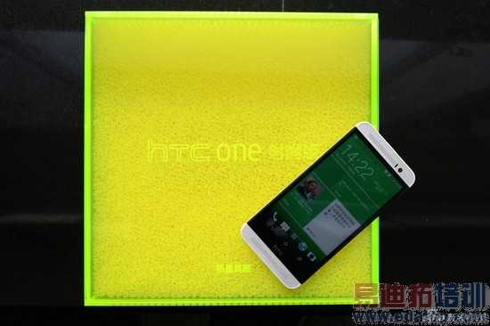 双弧线背部塑料机身HTCOne时尚版评测