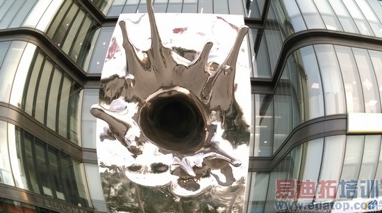 双弧线背部塑料机身HTCOne时尚版评测(3)