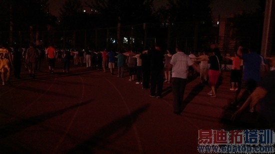 双弧线背部塑料机身HTCOne时尚版评测(3)