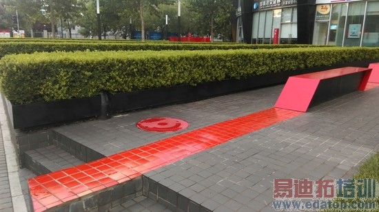 双弧线背部塑料机身HTCOne时尚版评测(3)