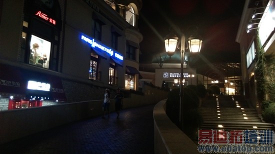 双弧线背部塑料机身HTCOne时尚版评测(3)