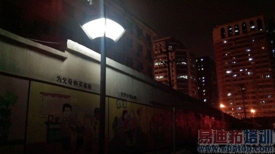 双弧线背部塑料机身HTCOne时尚版评测(3)