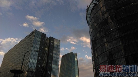 双弧线背部塑料机身HTCOne时尚版评测(3)