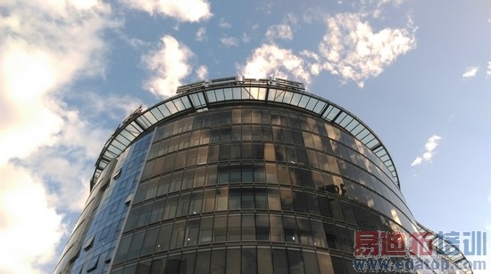 双弧线背部塑料机身HTCOne时尚版评测(3)