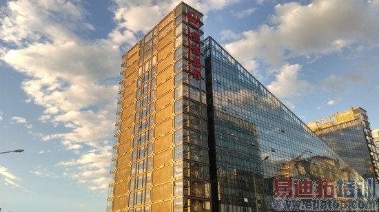 双弧线背部塑料机身HTCOne时尚版评测(3)