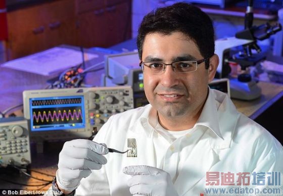 美国爱荷华州立大学的蒙塔扎米在检查一种具有数据传输能力的可降解天线。科研组希望将来它会成为一种被盗后可自行溶化的手机的组成部分。