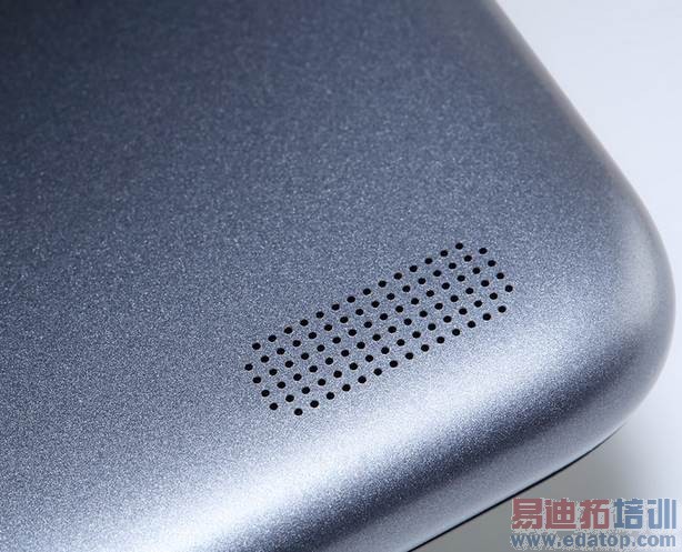 完美镭雕:机身121个CNC孔位,精确到微米级别,不差毫厘