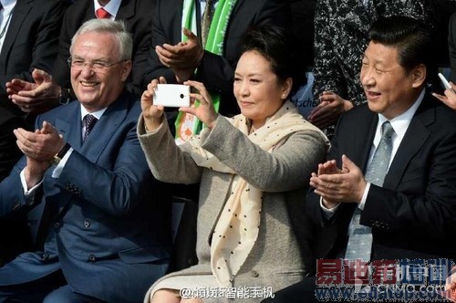 彭丽媛使用中兴nubia手机拍照图