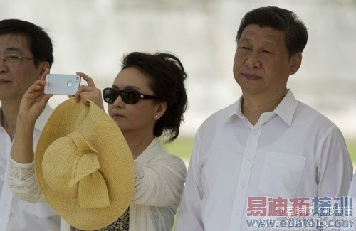 去年微博传出彭丽媛使用iPhone 5的照片