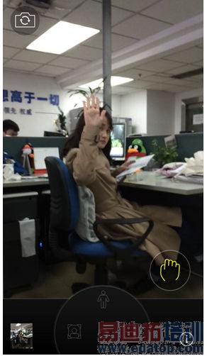 CamMe在初期的版本里,仅能针对前置摄像头做手势识别,在实际的应用体验中,最新的版本已经有所改良,除了添加了后置摄像头的手势识别外,还添加了更多趣味的滤镜效果。