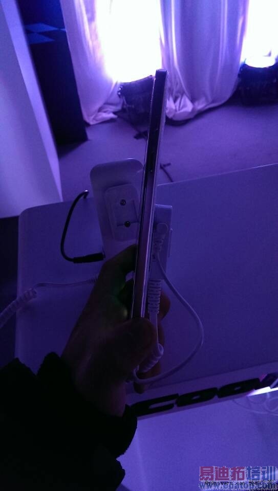 �׿�4G˫��˫ͨ�ֻ�������5.95��/�ĺ�