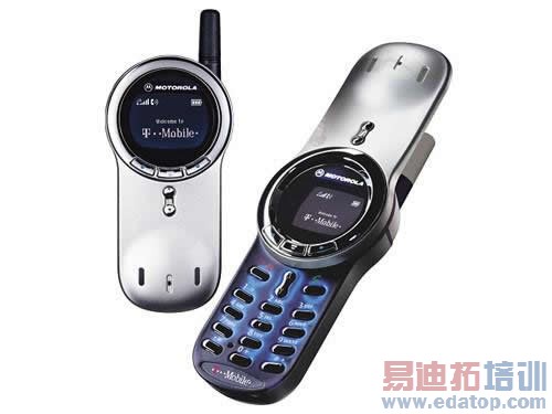 2002年,全球首款360度旋转翻盖彩屏手机V70发布。