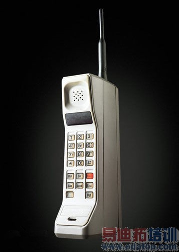 摩托罗拉DynaTAC是世界上最早的手机(1984年),DynaTAC 8000X重2磅,售价3,995美元。