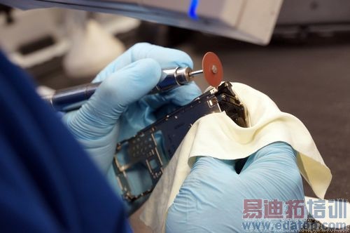 一探Vertu总部究竟:最奢侈的手机是怎么造出来的?