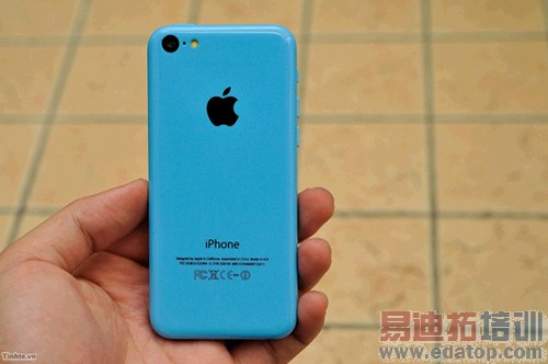 据荷兰网站Simonlyradar此前独家消息称, Apple iPhone 5C名称中字母“C”的含义确实代表色彩(Color)之意。除了之前曝光的白、黄、粉、绿、蓝色之外,第六色的黑色款也终于现身。图片来源:大公网