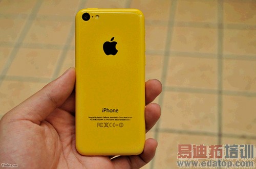 曾抢先放出Moto X、黑莓Z10等手机高清谍照的越南科技网站tinhte再次发力,为我们带来了iPhone 5C的新谍照。虽然只是模型,但该网站表示,这是最接近真实iPhone 5C的色彩。图片来源:大公网