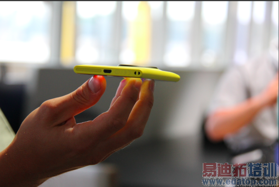 Lumia 1020�ײ���920���û�б仯��������������MicroUSB�Լ�����