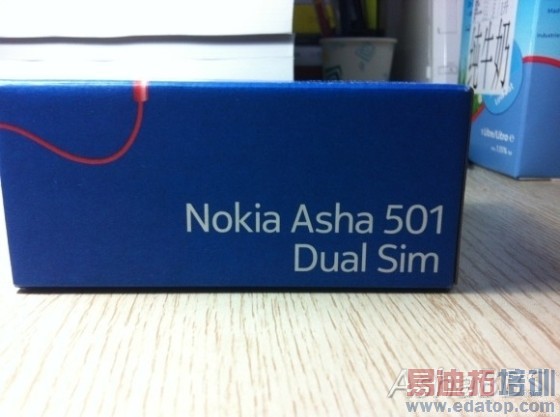 中文版诺基亚Asha 501开箱:还是迷彩色哦