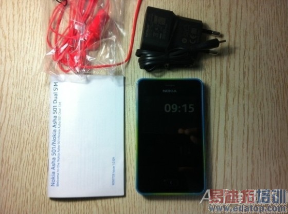 中文版诺基亚Asha 501开箱:还是迷彩色哦