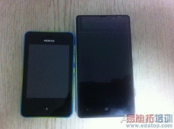 中文版诺基亚Asha 501开箱:还是迷彩色哦