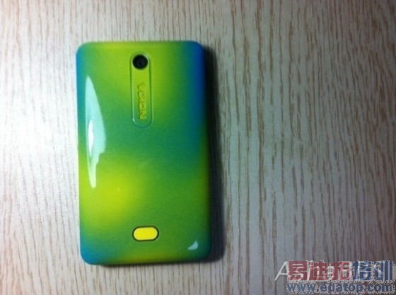 中文版诺基亚Asha 501开箱:还是迷彩色哦