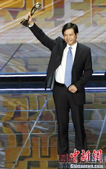 2012��12��12�����䣬2012CCTV�й�������������ڱ������������ȸ������ơ���Ԫ�졢�������������֡���ά��������������־ƽ�������������ѵ�ѡ��ͼΪС�׹�˾���³���CEO�׾��񾭼�����������񽱡������緢 �ź� ��