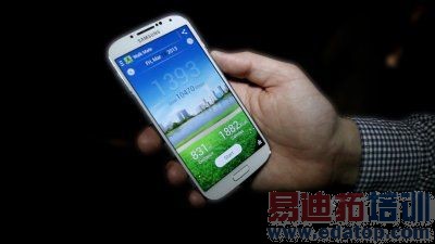 Galaxy S4采用5英寸的超大屏幕,比iPhone 5整整大出1英寸