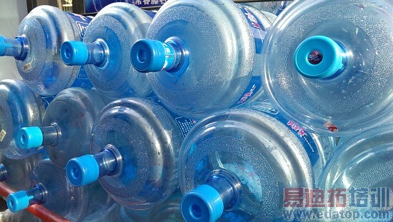 HTC One�Ա�����S4