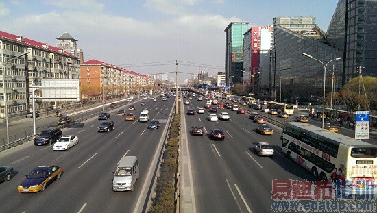 HTC One�Ա�����S4