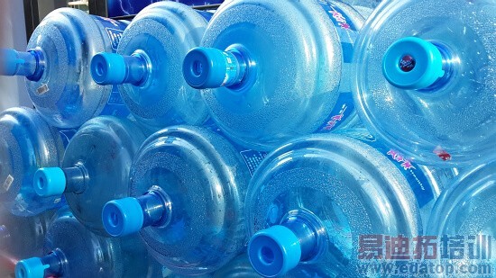 HTC One�Ա�����S4