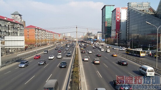 HTC One�Ա�����S4