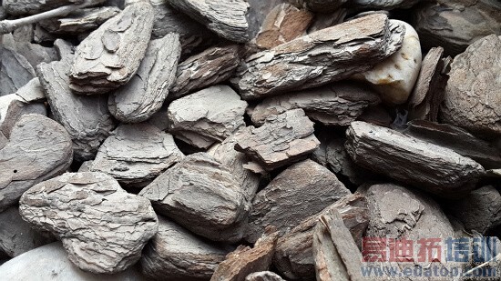 HTC One�Ա�����S4