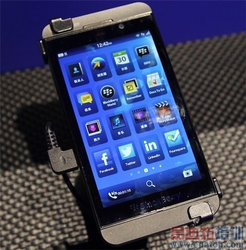 ��ݮ��˾�ڷ�������չʾ��Z10�ֻ���TechWeb��ͼ��